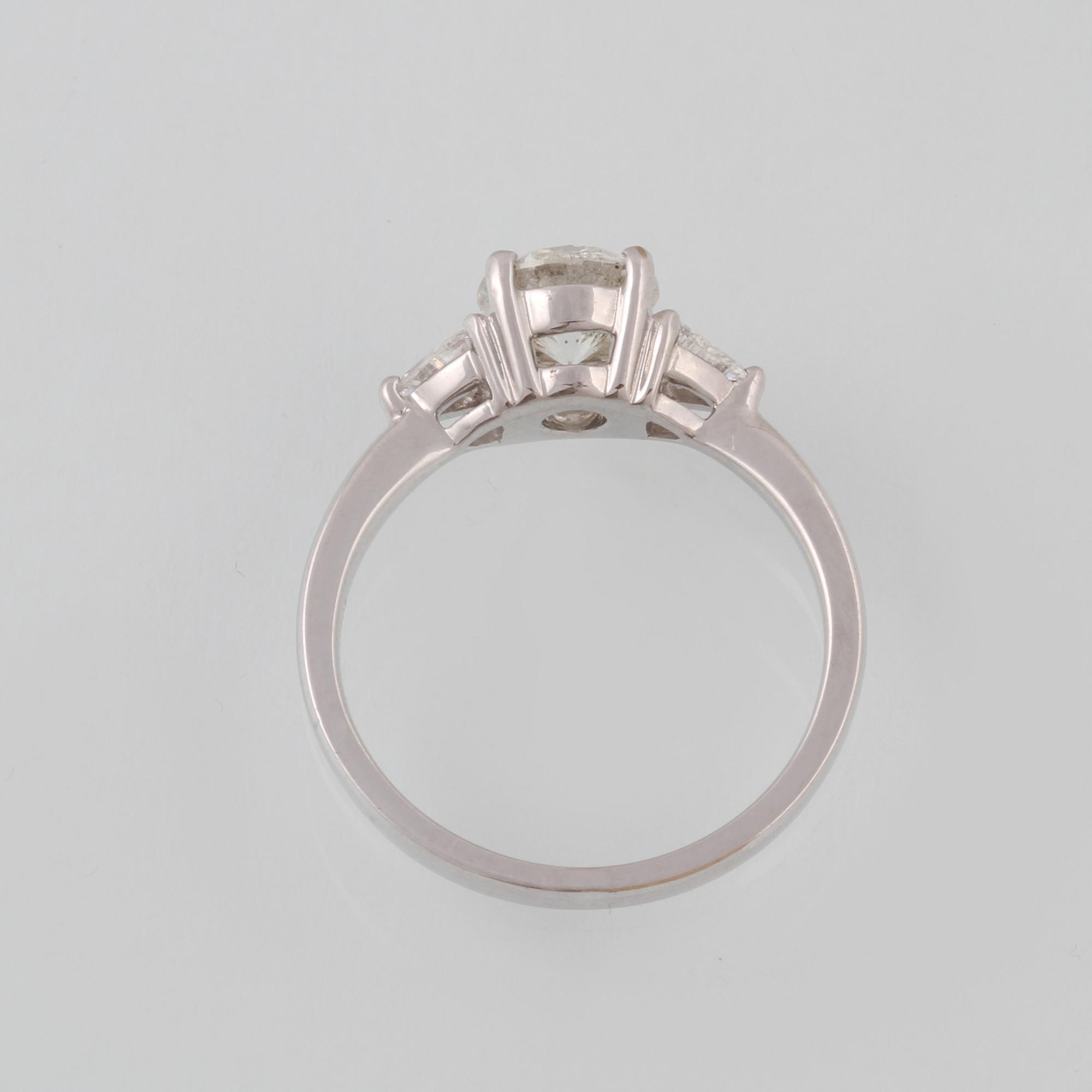 RING, 18K vitguld med briljantslipad diamant ca 1.02 ct samt 2 triangelslipade diamanter ca 0.31 ct. Vikt 3,2 gram.