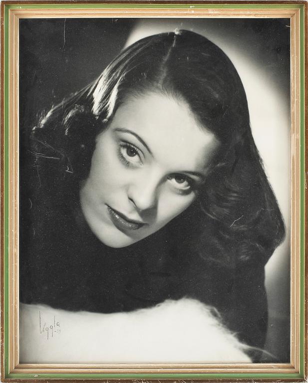 FOTOGRAFI, porträtt av Birgit Tengblad, taget av Ateljé Uggla, sign o dat 1939.