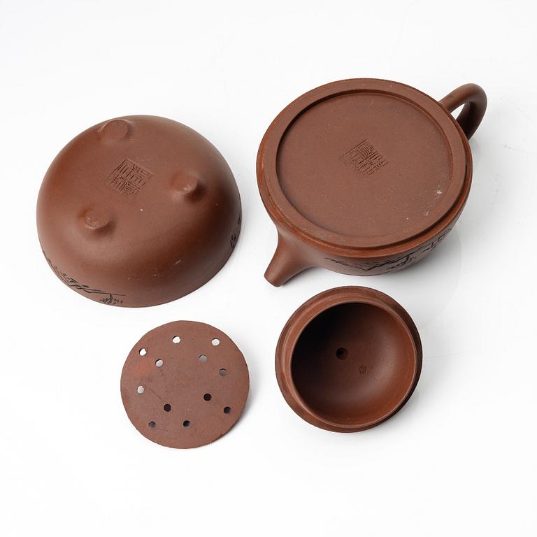 Wu Quan Xiang, A Chinese yixing teapot and a bowl with sieve and four cups, 1980s.