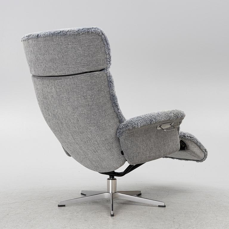 A 'Master' recliner, Conform.