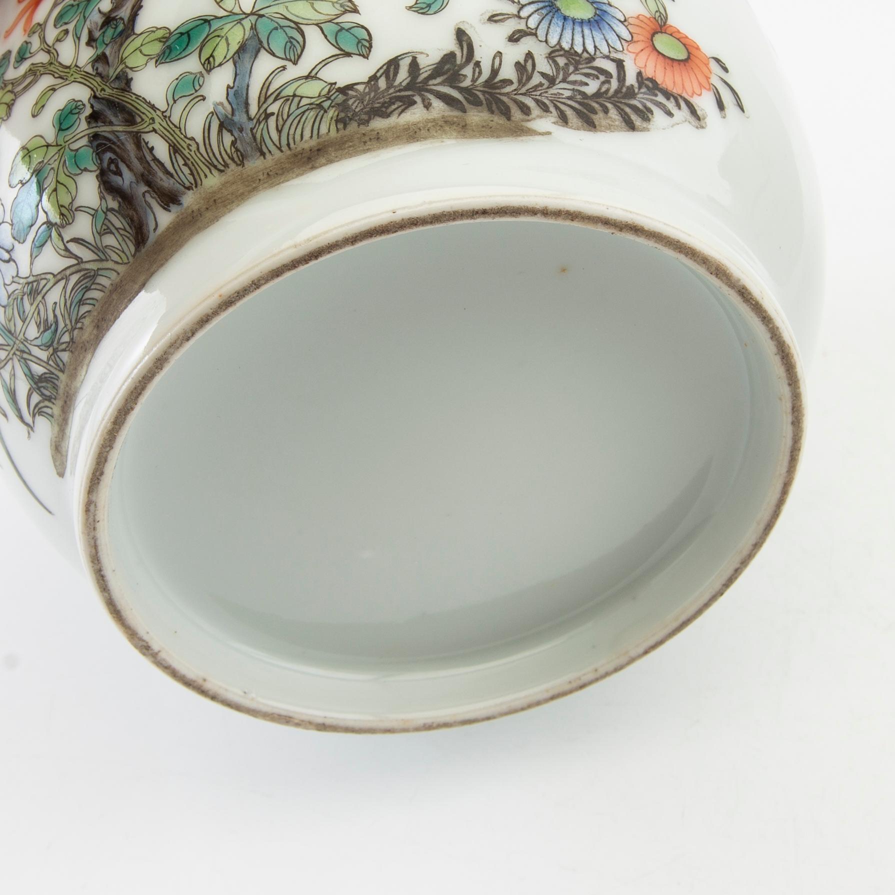 Urna med lock Kina 1900-talets andra hälft porslin.