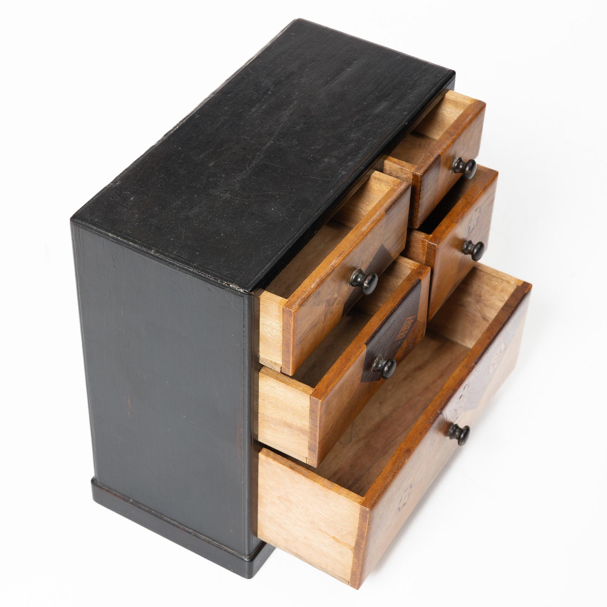 Miniatyrbyrå, trä, Japan, 1900-talets första hälft.