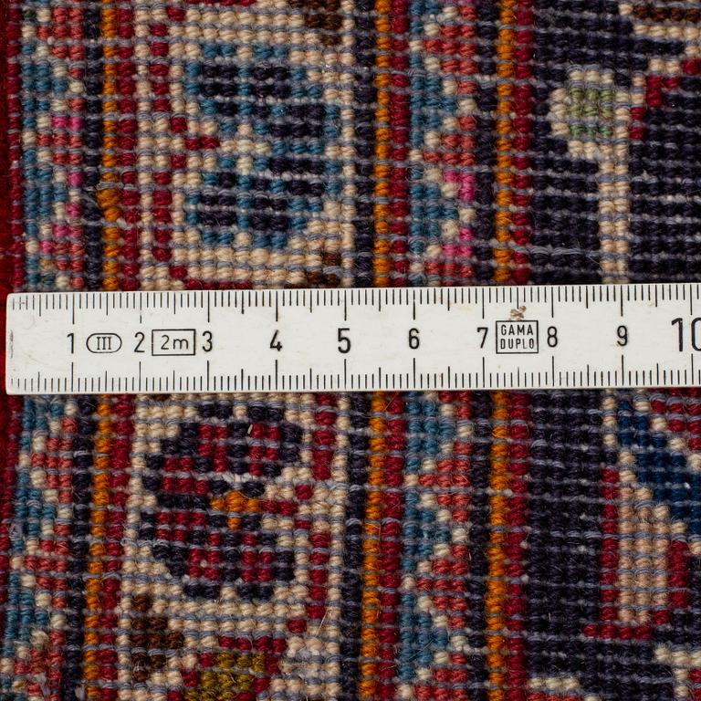 A carpet, Kashan, ca 306 x 198 cm.