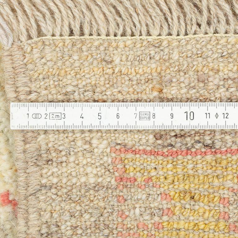 A  west Persian carpet of "Arts and Crafts design, 21 century, c 347 x 286 cm.