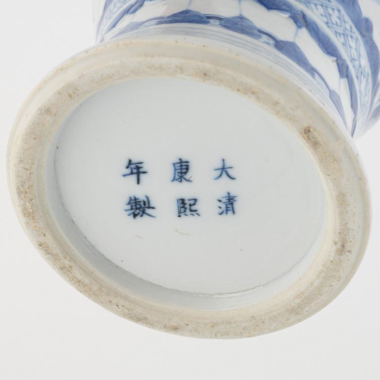 A Chinese blue and white urn with cover, late Qing dynasty/around 1900.