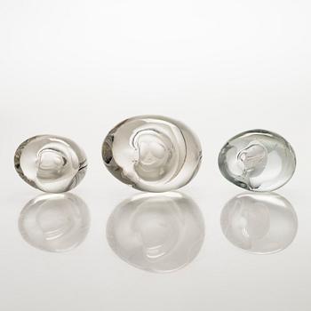 Timo Sarpaneva, Three glass objects "Heart". signed Timo Sarpaneva.