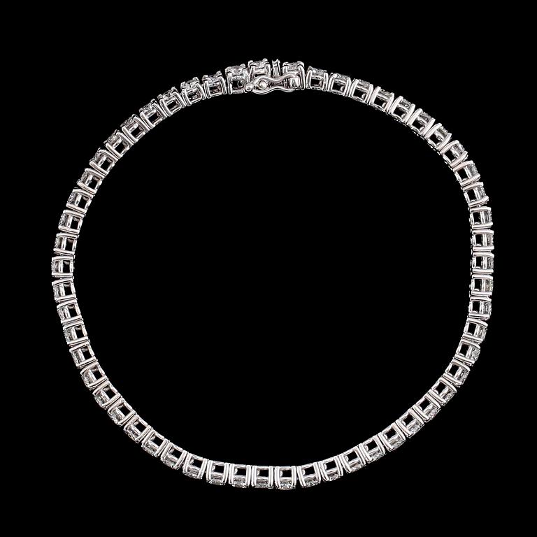 ARMBAND, 18 k vitguld, Rivière, 56 briljantslipade diamanter totalt 5.27 ct.