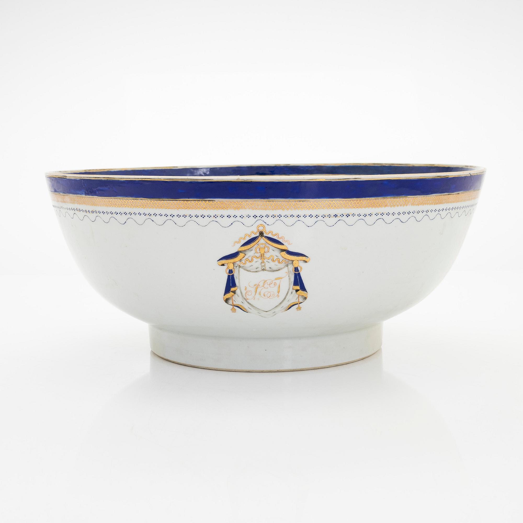 An enamelled porcelain, punch bowl, Qing dynasty, Jiaqing (1796-1820).