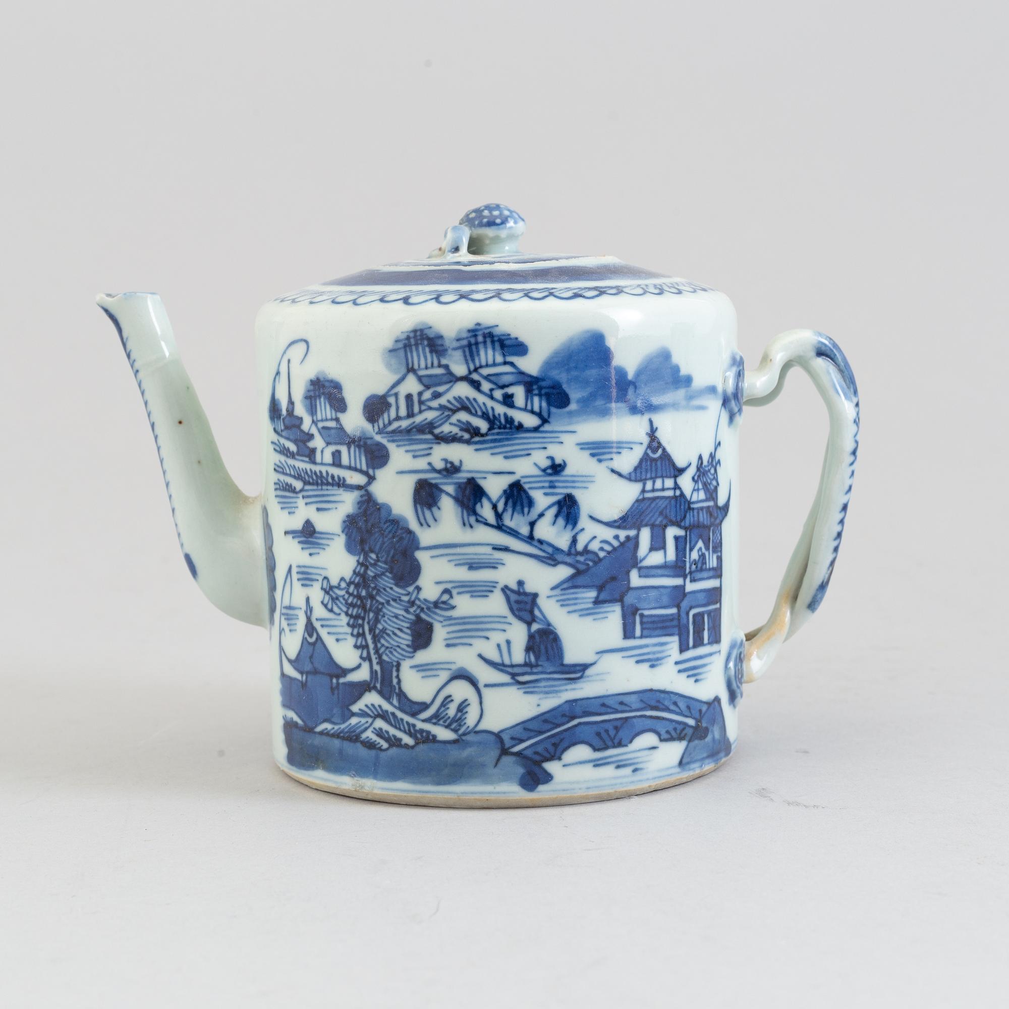 Two teapots with cover, Qing dynasty, late 19th century.