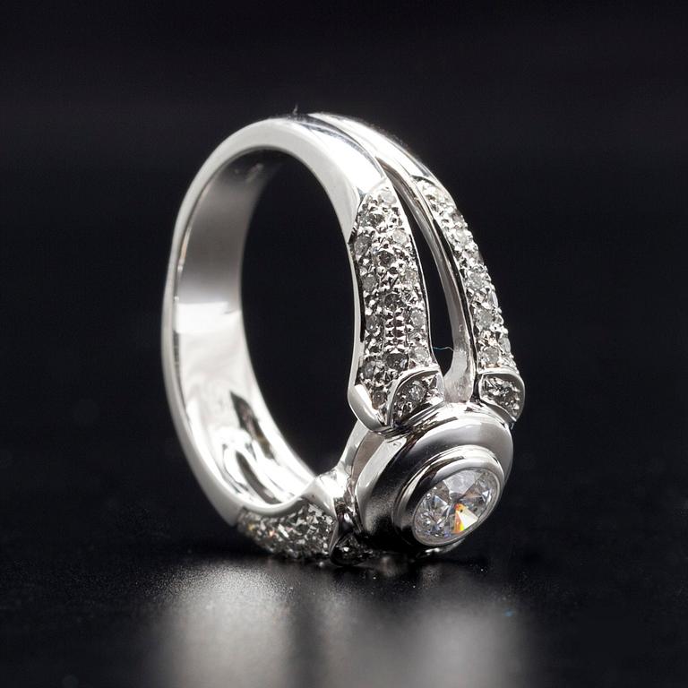RING, vitguld 18K, briljantslipade diamanter, tot. 1,07 ct, mittsten 0,47 ct. Vikt 8,2 g. Intyg.