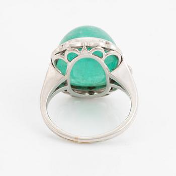 Ring, platina med cabochonslipad smaragd och diamanter, David Andersen & Co.