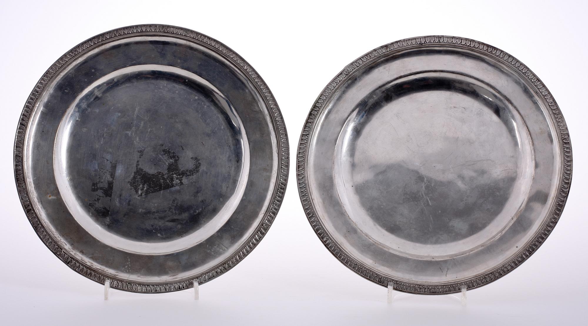 TALLRIKAR, 2 st, silver. Troligen Frankrike, 1800-tal. Vikt 814 gr.