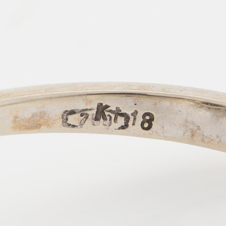 Ring, carmosé, 18K vitguld med mörk safir och briljantslipade diamanter.