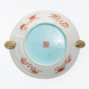 Värmefat med lock, porslin, Kina, Qingdynastin, 1800-tal.