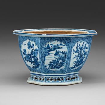 A blue and white flower pot, Qing dynasty, 18th Century.