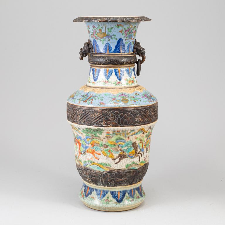 A Chinese ge glazed vase, early 20th century.