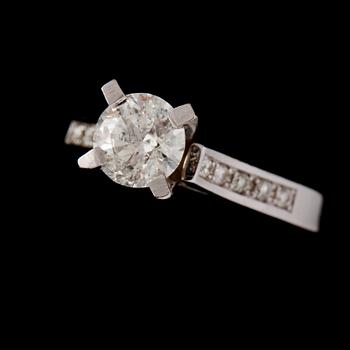 RING, 14k vitguld med 11 briljantslipade diamanter, tot ca 0.90 ct. Vikt 4 g.