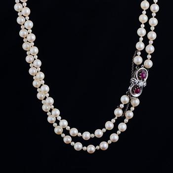 Cultured pearl necklace.