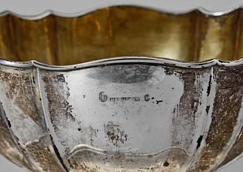 SÅSSKÅLAR, ett par, silver, varav en silverhalt 830. Christian F Heise, Köpenhamn, Danmark. 1916. Vikt ca 838 g.