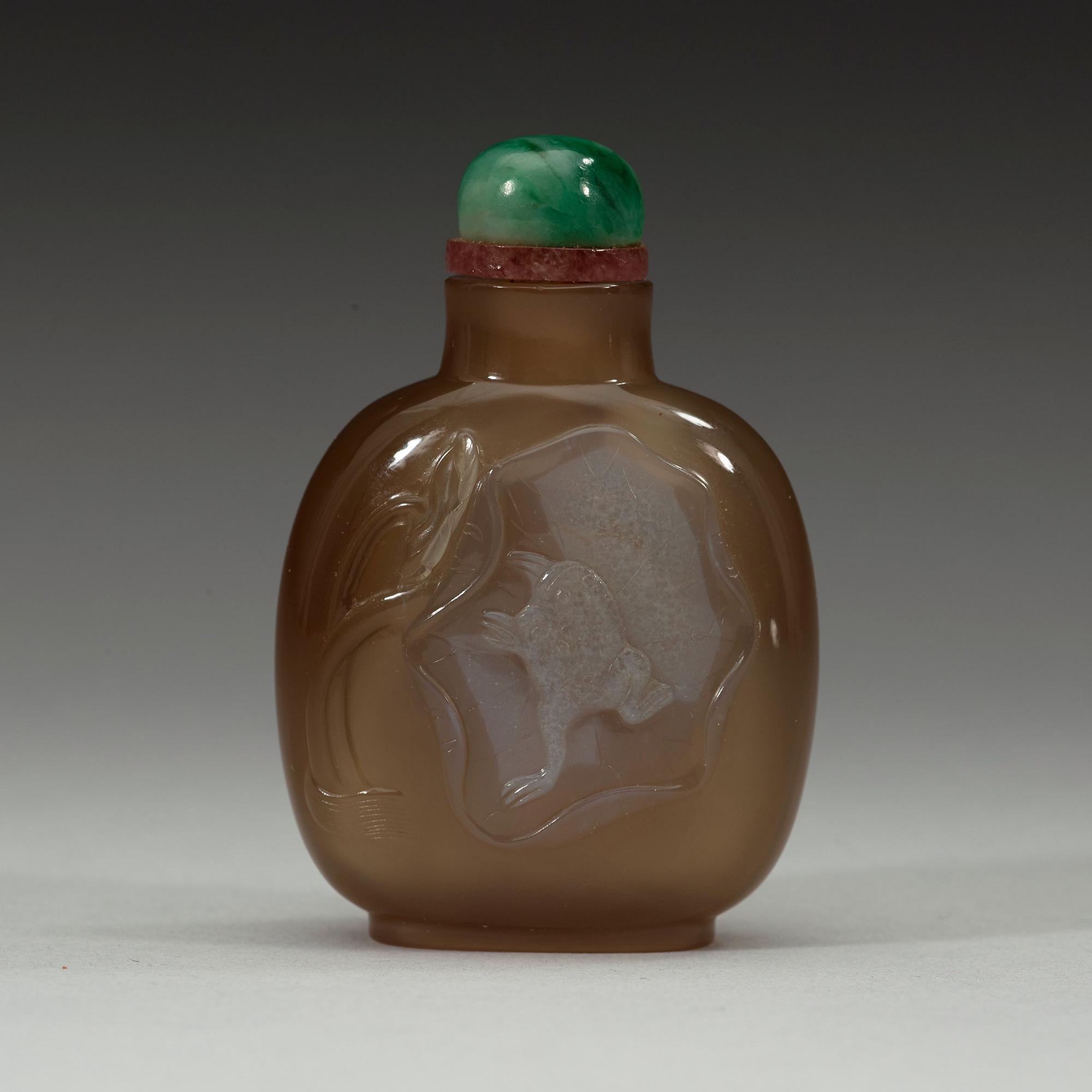 A carved chalcedony snuff bottle, Qing dynasty, 19th century.