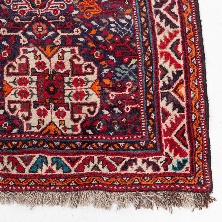 A carpet, Shiraz, ca 318 x 205 cm.