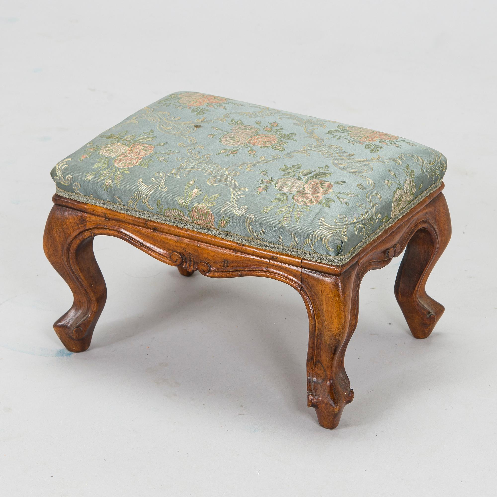 Fåtöljer, ett par och fotpall, 1900-talets mitt.