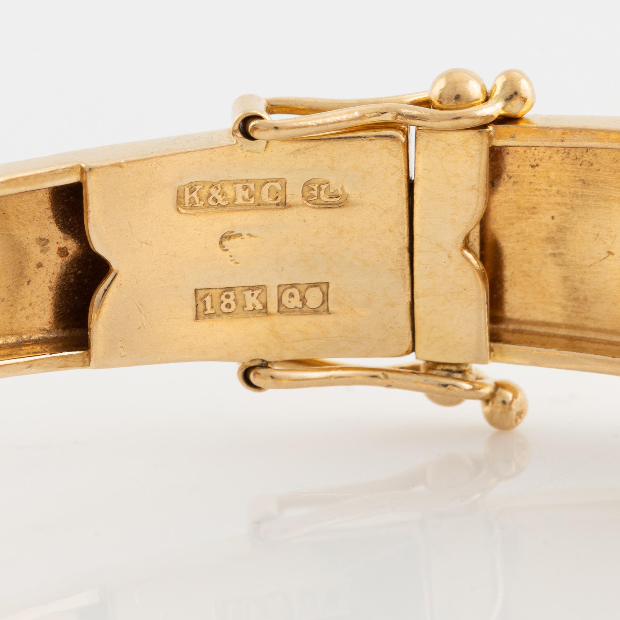 An 18K gold bangle set with synthetic spinel.