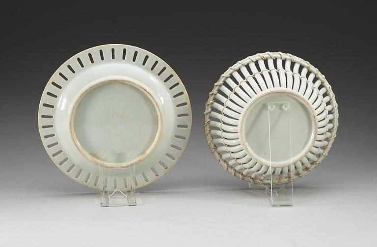 A enamelled and gold chesnut basket with stand, Qing dynasty, Jiaqing (1796-1820).