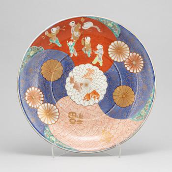 A Japanese porcelain dish, Meiji (1868-1912).