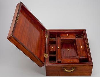 RESESCHATULL, mahognyfanerad, England 1800-tal.