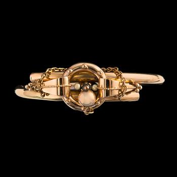 213. A BRACELET, 56 gold, pearls, turquois. St. Petersburg around turn of the century 18/1900. Weight 19 g.