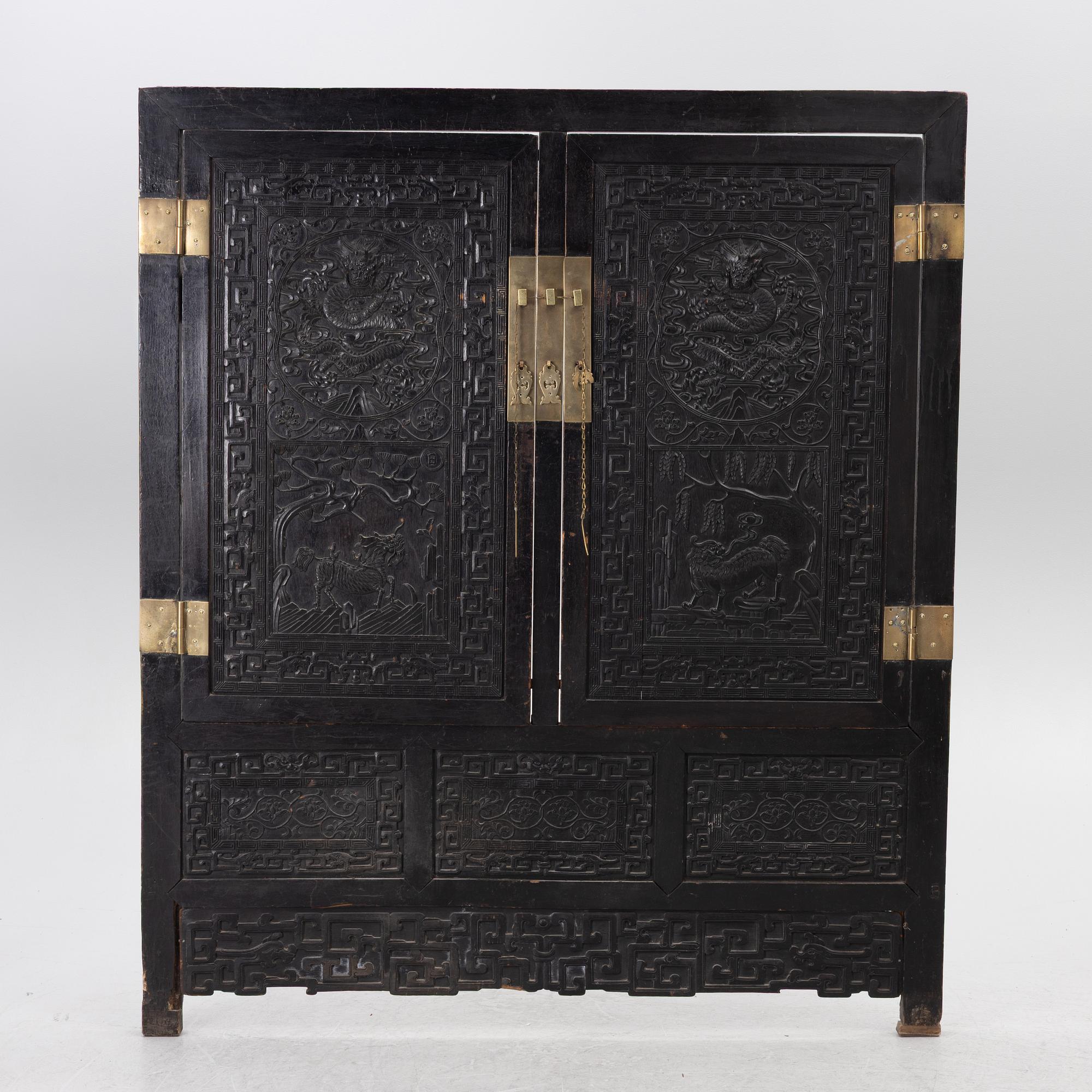 Väggpanel / dörrframstycke, skuret trä och mässing, Kina, Qingdynastin.