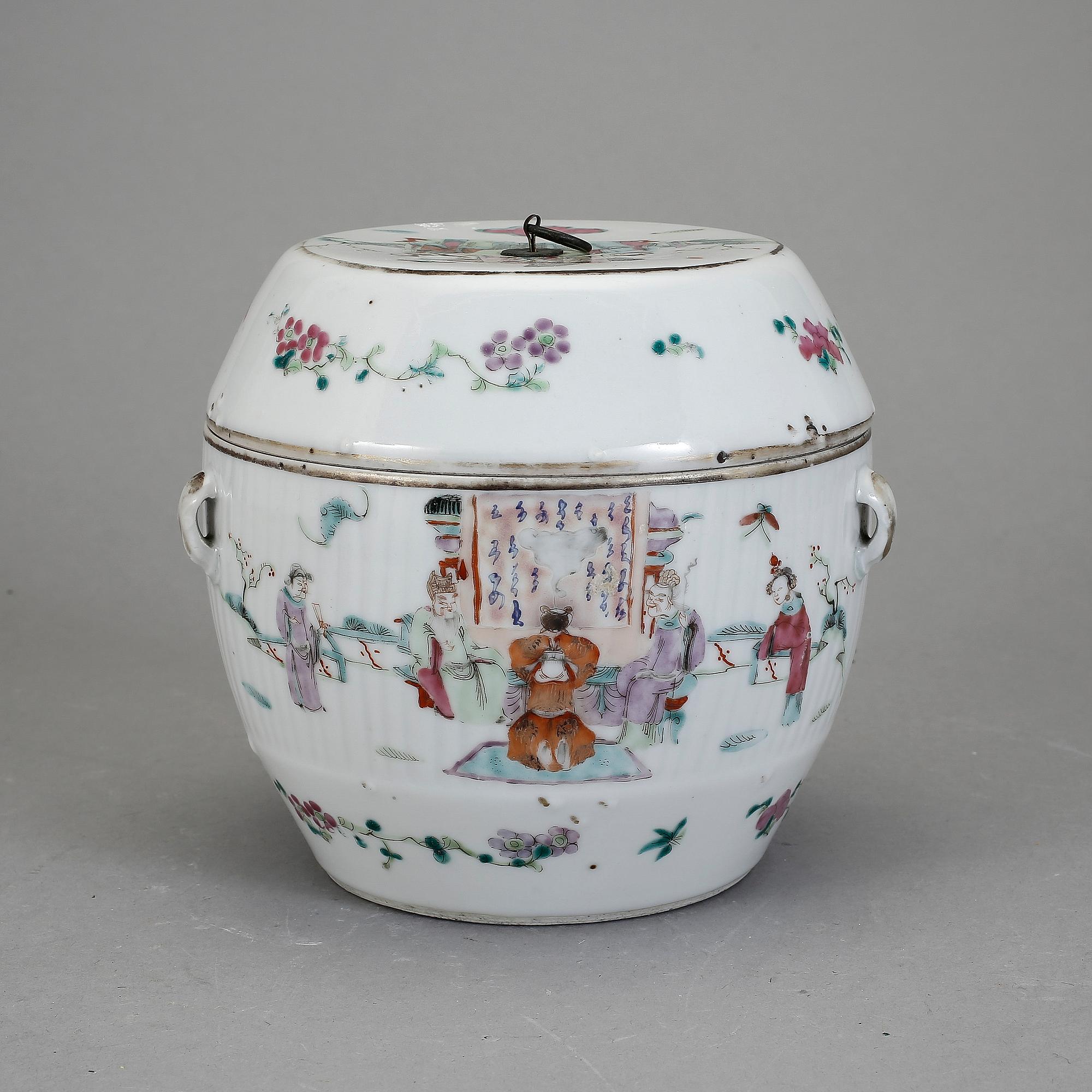 KAROTT MED LOCK, porslin, Kina omkring 1900.
