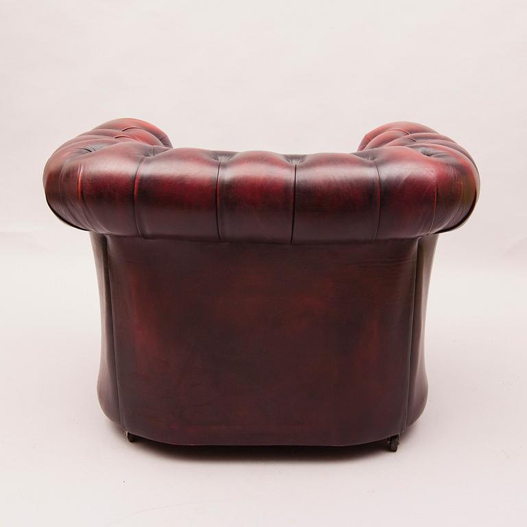 FÅTÖLJER, ett par, Chesterfield-modell, 1900-talets senare hälft.