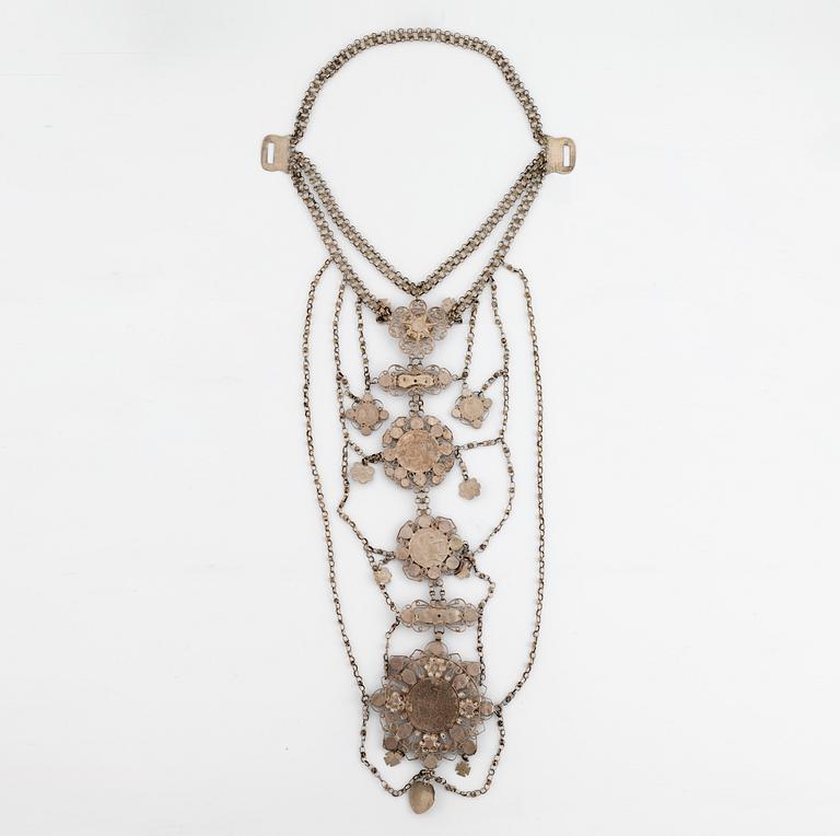 Dräkt/brudsmycke. Silver med mynt.