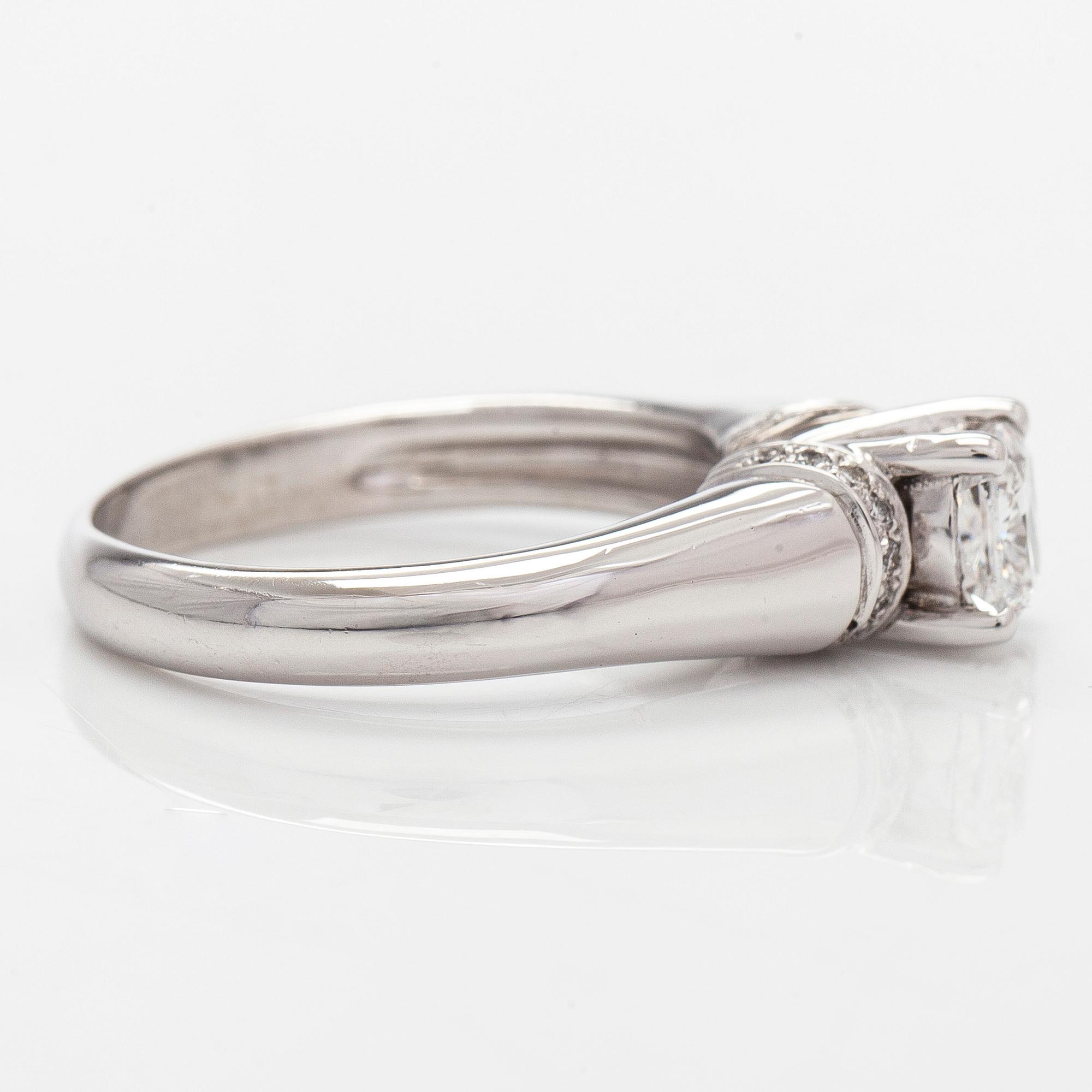 Ring, 14K vitguld med kuddslipad modifierad diamant.