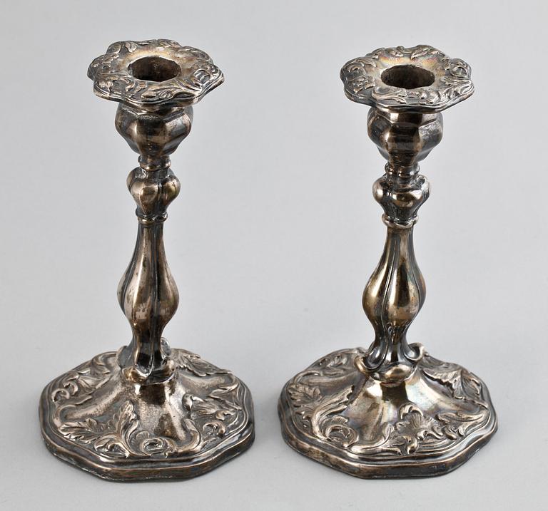 LJUSSTAKAR, ett par, silver, nyrokoko, Adolf Lilja, Stockholm 1845. Totalvikt ca 340 gram.