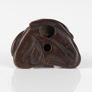 Netsuke, trä, Japan, signerad Gyokkō, 1800-talets senare del.