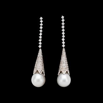 166. A pair of cultured south sea pearl, 13,5 mm, and brilliant cut diamond earrings, tot. 6.50 cts.