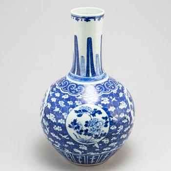 A large blue and white vase, Qing dynasty, late 19th century.