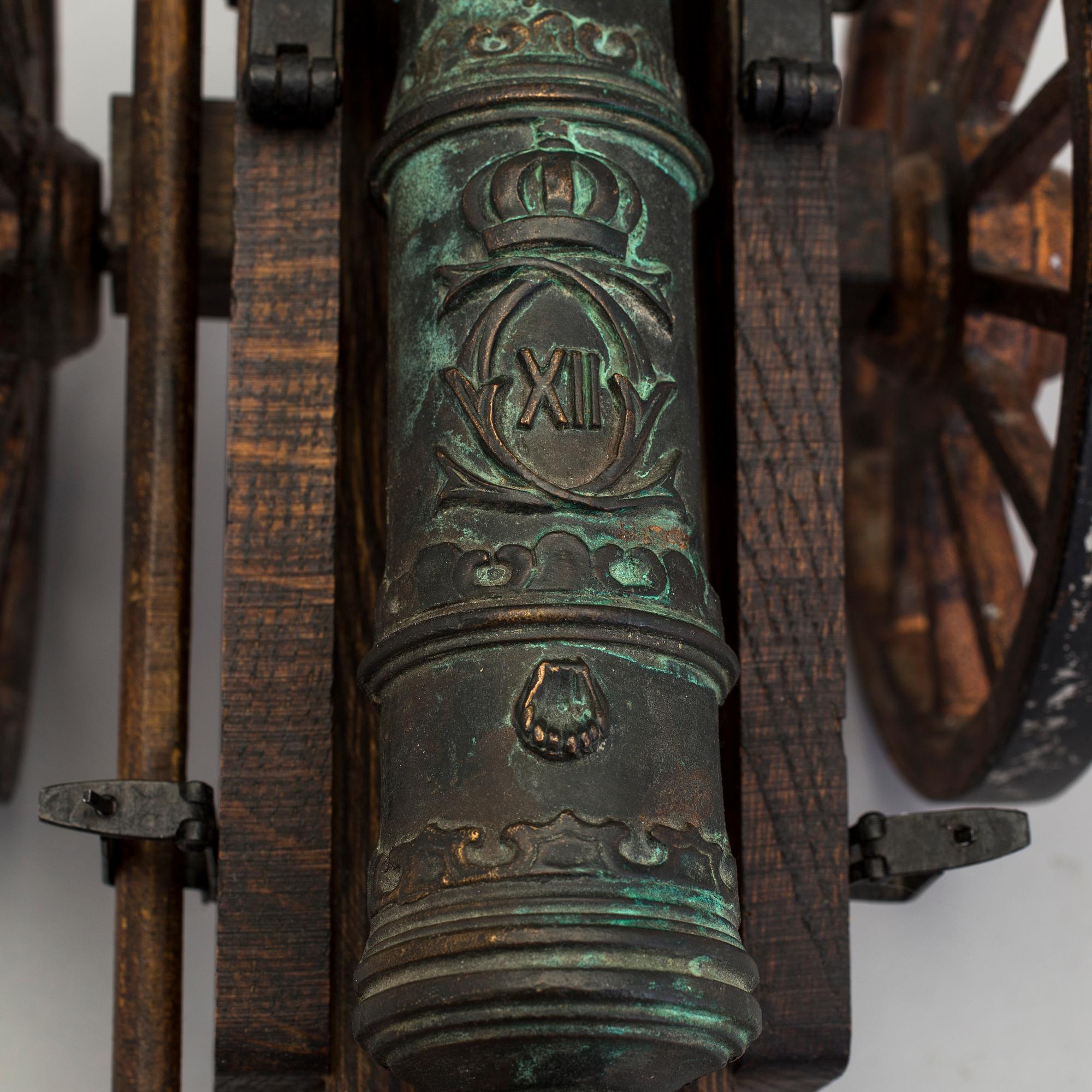 MODELLKANON, brons, kopia av fältkanon med Karl XII monogram, Svensk Metallkonst, Carlscrona, 1900-talets andra hälft.