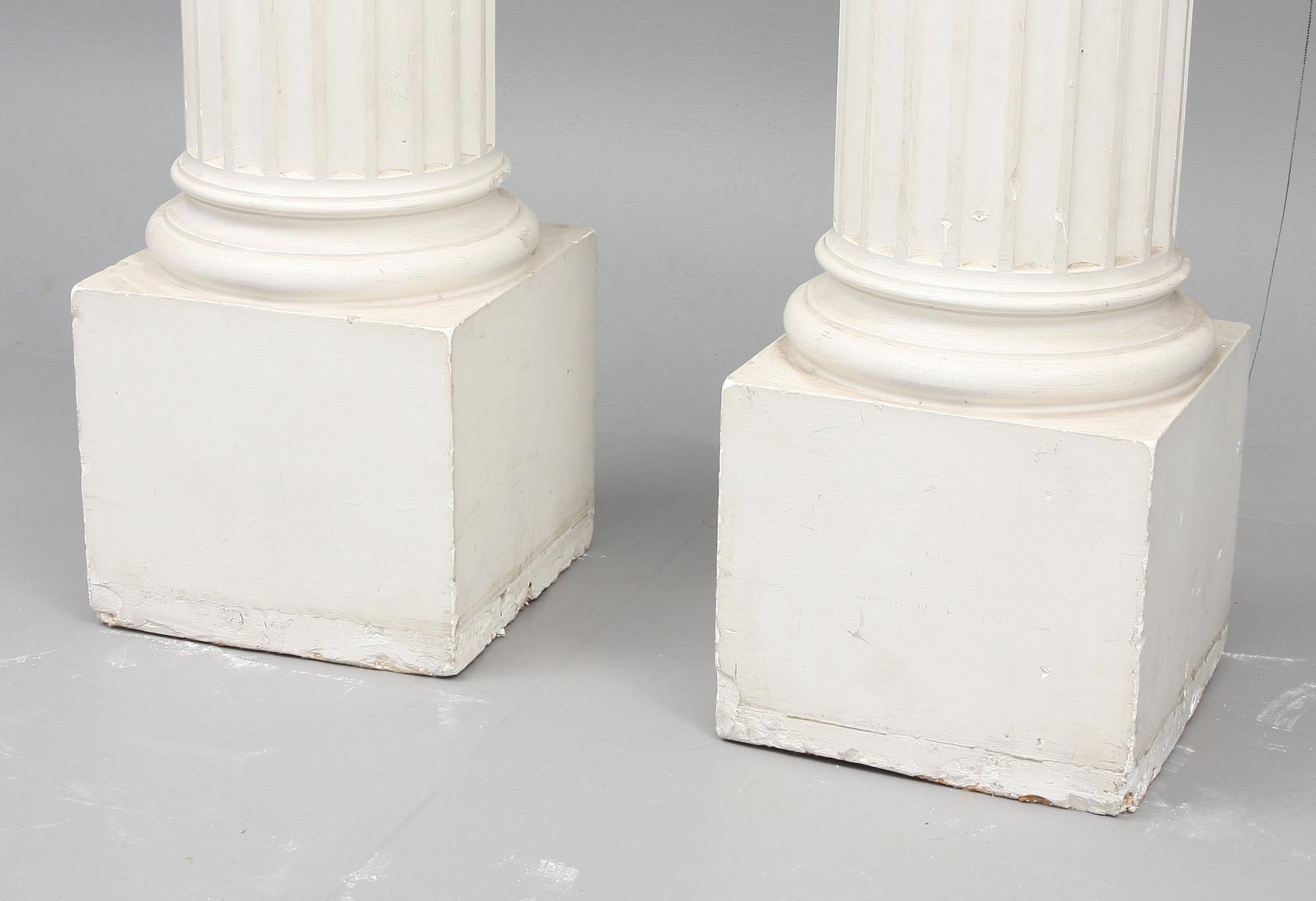 KOLONNER, ett par. Jonisk förebild. 1900-tal.