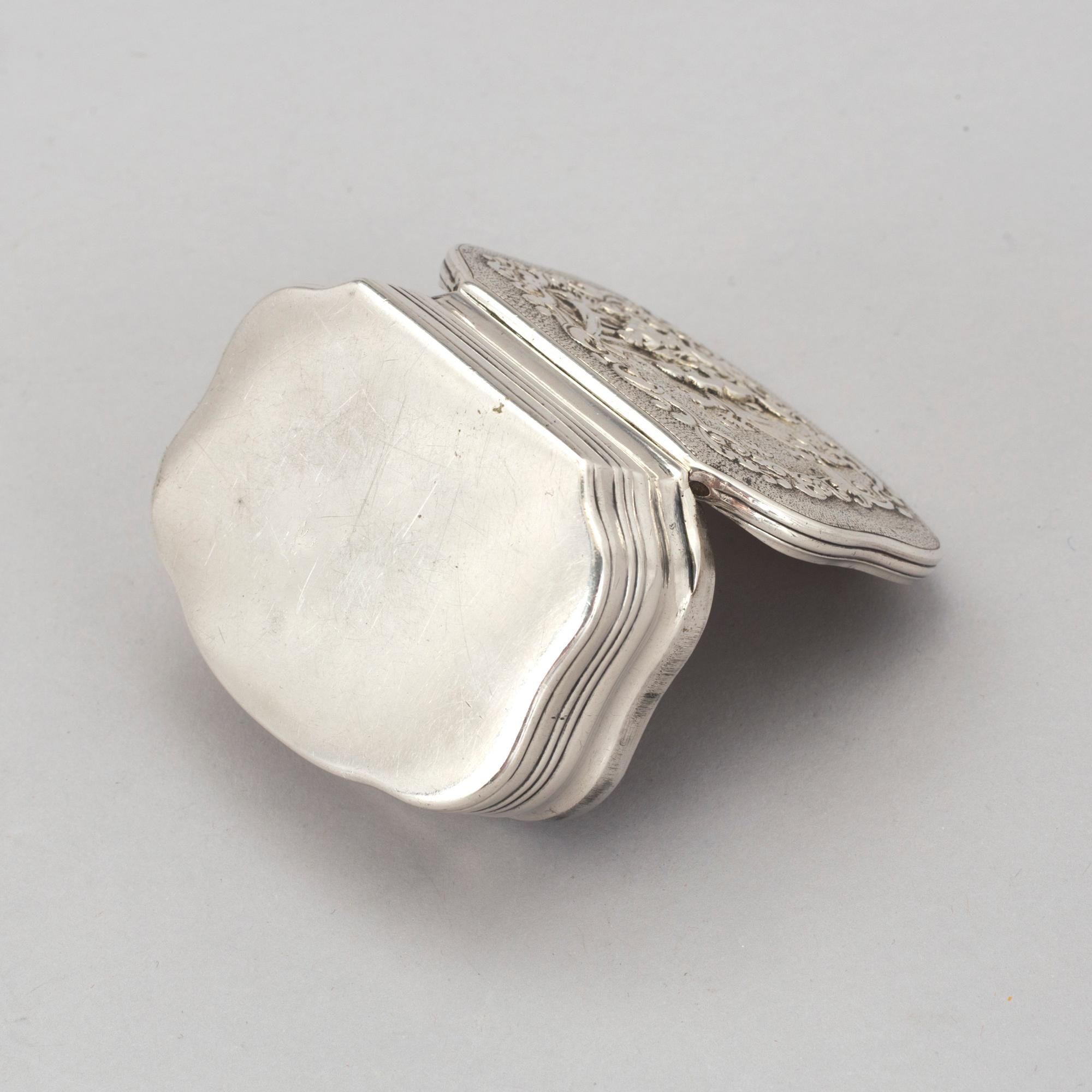 LUKTDOSA, silver, GBL, Stockholm, otydliga åldersstämplar, troligen 1800-talets andra hälft. Vikt ca 94 gram.