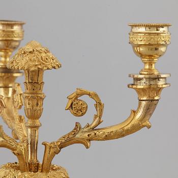 KANDELABRAR, ett par, förgylld brons och marmor, 1800-talets första hälft.