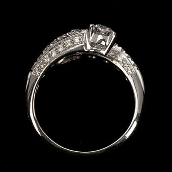 RING, vitguld 18K, briljantslipad diamant 0,23 ct, 42 st. små diamanter, safir 0,20 ct. Vikt 5,8 g.