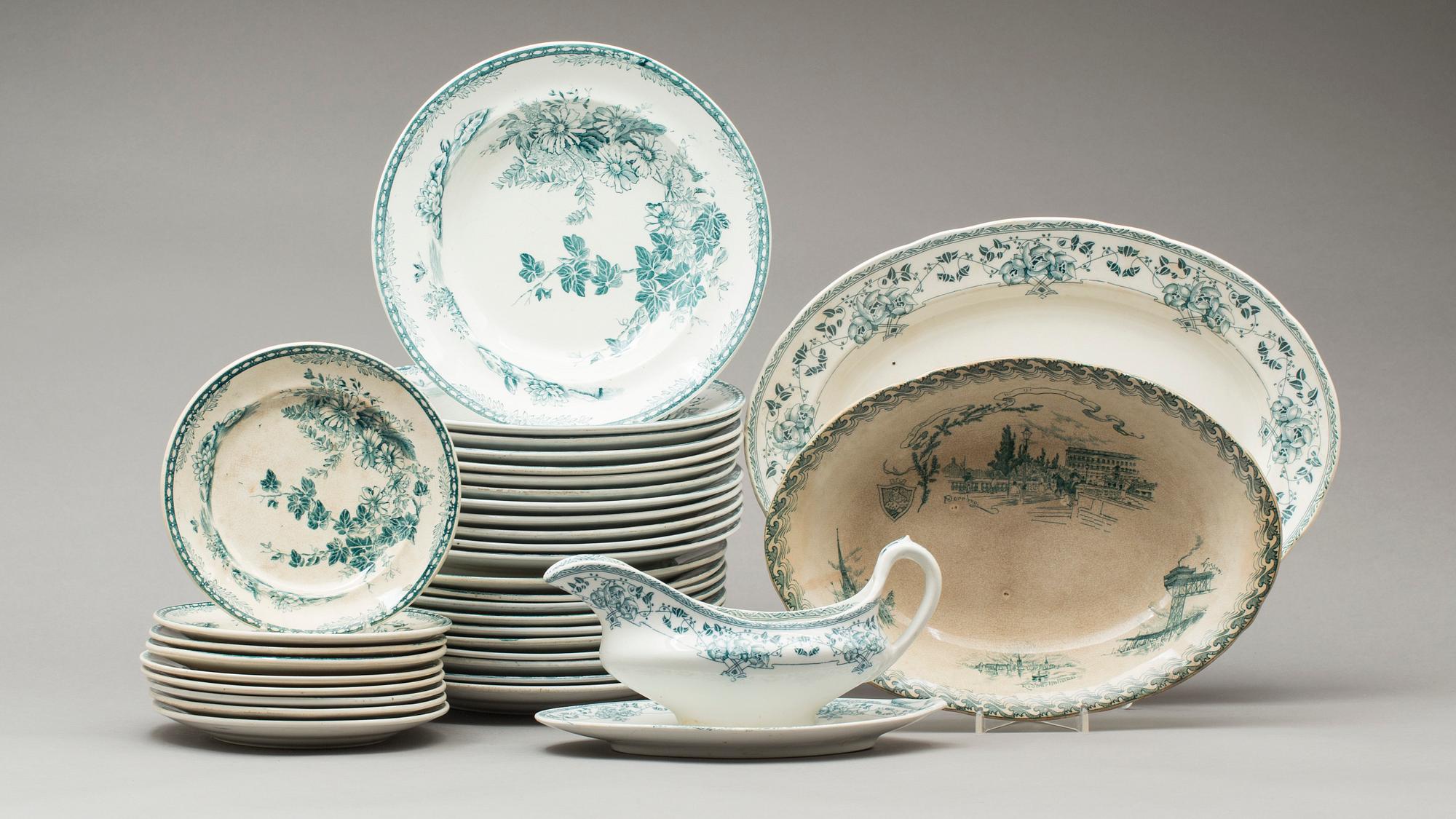 SERVISDELAR, 44 delar, "Stockholm" och "Flora", Gustavsberg, flintgods, omkring 1900.