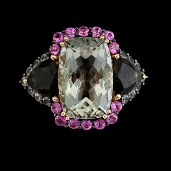 RING, 18K guld, safirer tot ca 1.20 ct, kvarts tot ca 7.04 ct, turmaliner tot ca 2.30 ct, diamanter tot ca 0.06 ct.