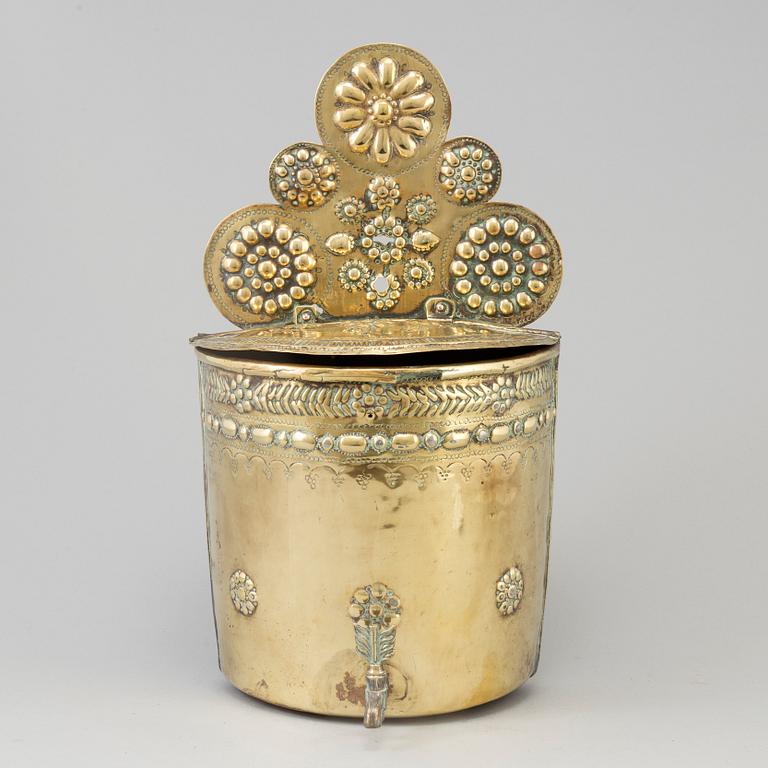 A LATE 18TH CENTURY BRASS WALL MOUNTED WATER CONTAINER.