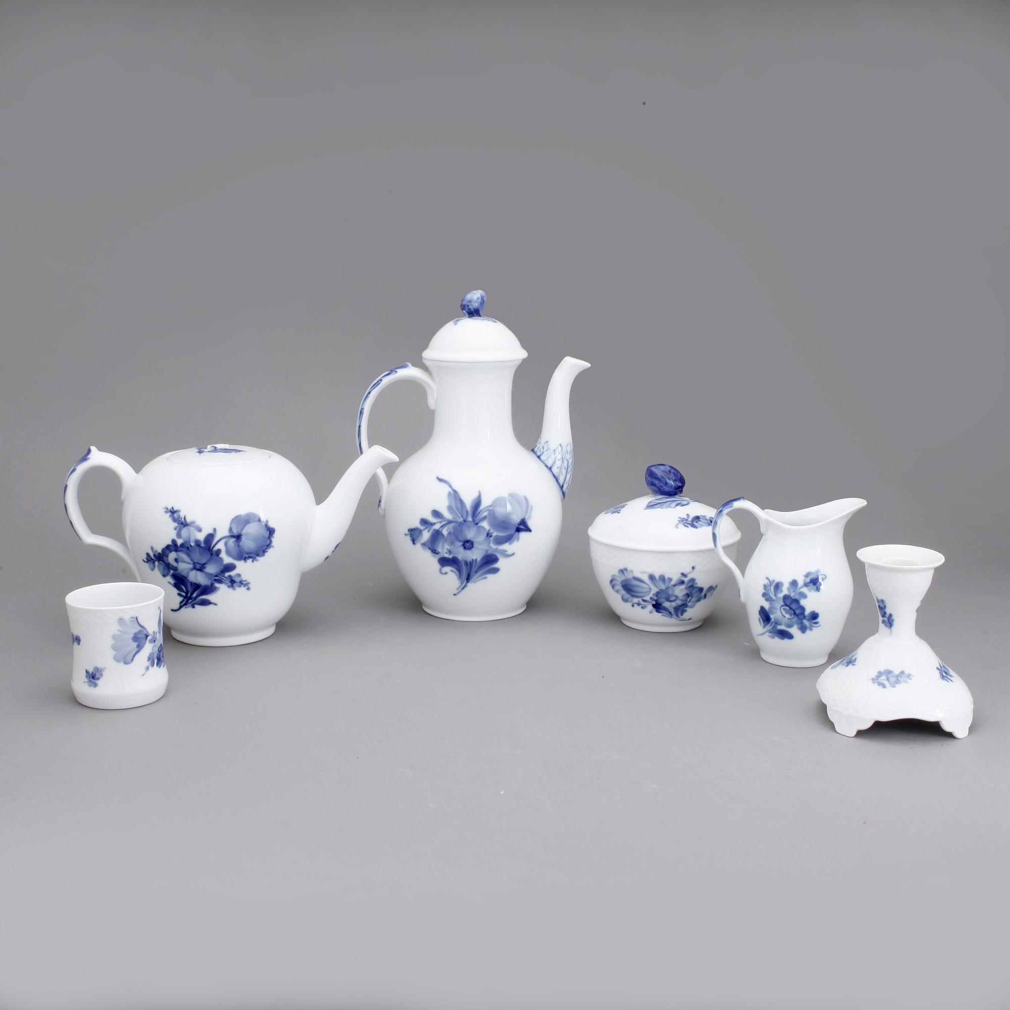 KAFFE- och TESERVIS, porslin, 46 delar, "Blå Blomst", Royal Copenhagen.