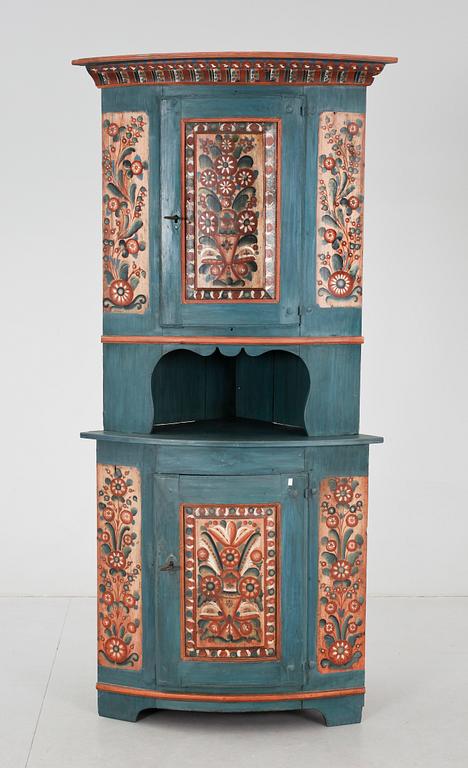 HÖRNSKÄNKSKÅP, allmoge, Hälsingland, 1800-talets början.